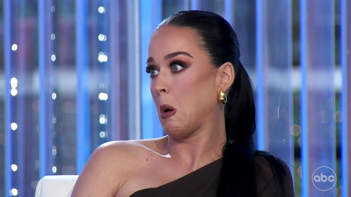 Katy Perry se rozlomil top přímo v živém vysílání American Idol. Musela se schovat pod stůl
